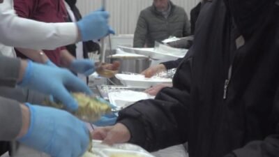 Osmangazi Belediye Başkanı Erkan Aydın, Üftade Meydanı’nda düzenlenen ramazan etkinliklerinde vatandaşlar