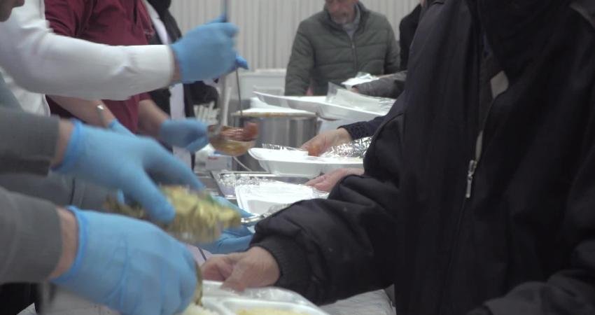 Osmangazi Belediye Başkanı Aydın: “Ramazanın coşkusunu ve bereketini yaşatmak amacıyla çalışıyoruz” Osmangazi Belediye Başkanı Erkan Aydın, Üftade Meydanı’nda düzenlenen ramazan etkinliklerinde vatandaşlar