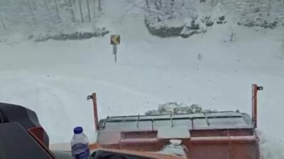 Osmangazi Belediyesi ekipleri, ilçenin yüksek kesimlerinde etkili olan kar yağışına