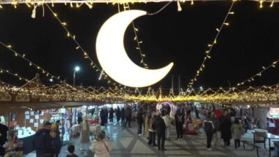 Osmangazi Belediyesi’nin ramazan etkinlikleri kapsamında sahnelenen Karagöz orta oyunu ve