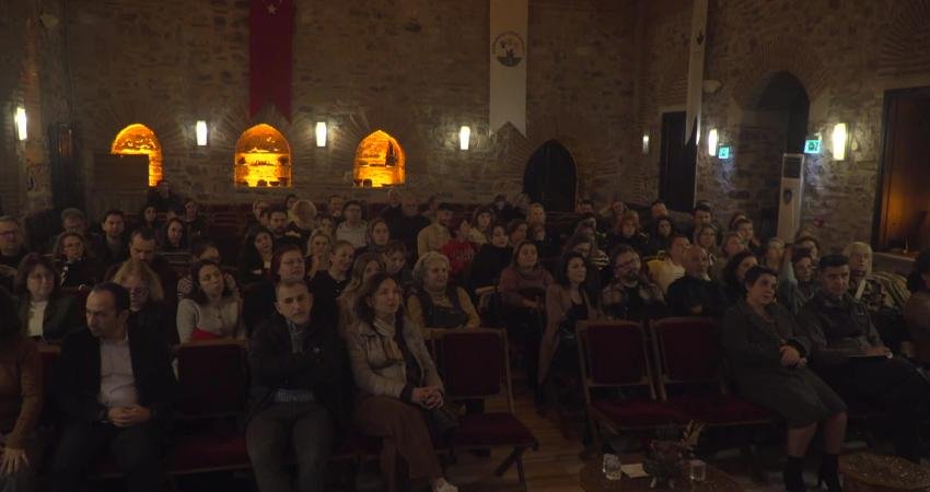 Osmangazi’de antik Mısır’ın bilgelik mirası anlatıldı Osmangazi Belediyesi’nin "Felsefe Buluşmaları" kapsamında eğitimci, yazar ve sosyolog Kemal