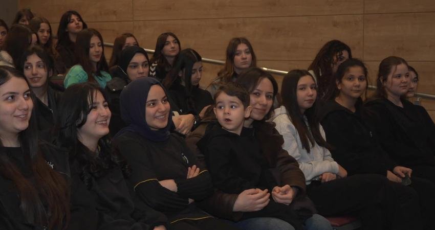 Osmangazi’de ramazan coşkusu, Karagöz ve Hacivat ile perdeye yansıdı Osmangazi Belediyesi, Karagöz ve Hacivat’ın eğlenceli diyalogları eşliğinde öğrencilere hem