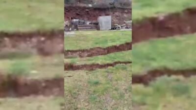 Osmaniye’nin Düziçi ilçesine bağlı Söğütlügöl köyünde aşırı yağışların ardından toprak