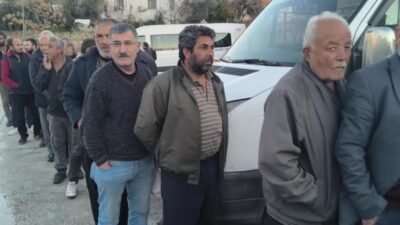 Osmaniye'nin Kadirli ilçesinde belediye tarafından verilen iftar yemeğine vatandaşlar yoğun