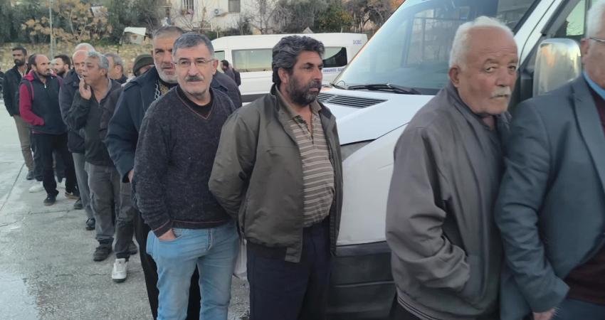 Osmaniye'nin Kadirli ilçesinde belediye tarafından verilen iftar yemeğine vatandaşlar yoğun