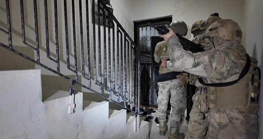 Osmaniye'de, terör örgütü DEAŞ'a yönelik soruşturma kapsamında gözaltına alınan Suriye uyruklu