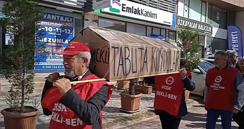 Osmaniye'de emekliler, aylıklarına yapılan zamların yetersizliği nedeniyle hükümeti protesto etti.