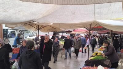 Osmaniye'nin Kadirli ilçesinde birçok vatandaş semt pazarına fiyatların düşürüldüğü akşam