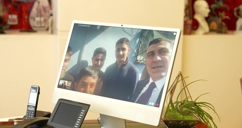 Özgür Özel, Atatürk büstünü koruyan Adanalı gençlerle görüştü… Özel: “İzlerken gözyaşlarımı tutamadım” CHP Genel Başkanı Özgür Özel, Adana Seyhan ilçesi Büyüksaat Ortaokulu’nda,