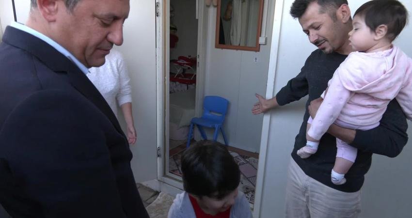 Özgür Özel, Osmaniye’de… Konteyner kent sakinlerinden MHP Lideri Bahçeli’ye sitem: “En kara günümüzde yanımızda olmayan insan, memleketi olsa ne yazar ki…” CHP Genel Başkanı Özgür Özel, 6 Şubat depremlerinin yıl dönümü