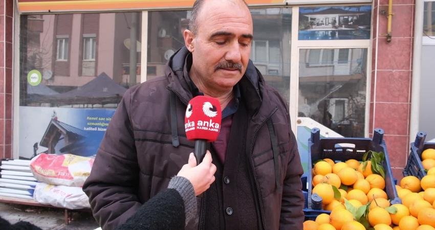 Pazara giden vatandaş: “2 bin lirayla pazara çıkıyoruz temel ihtiyaçlarımızın yarısını alamıyoruz” Isparta’da pazarda konuşan vatandaş da esnaf da artan hayat pahalılığı
