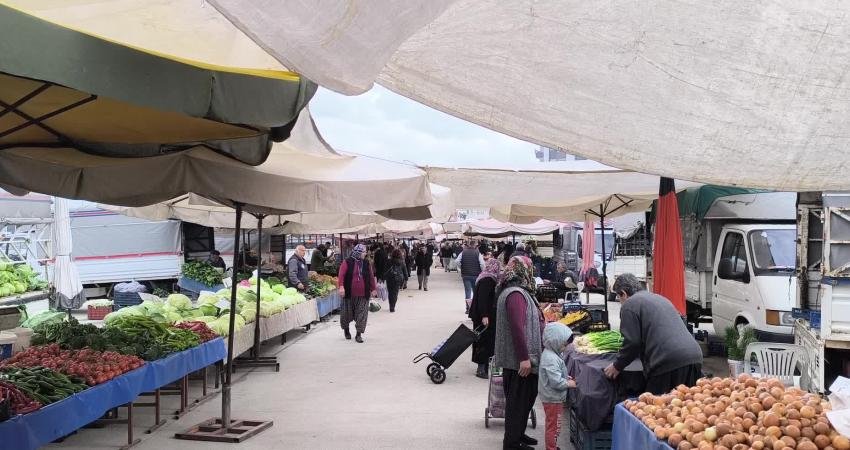 Osmaniye'nin Kadirli ilçesinde semt pazarında büyüklüğüne göre bir armutun fiyatı