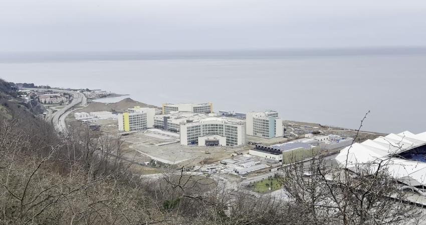 Prof. Dr. Bektaş’tan Trabzon Akyazı’daki hastane ve stat için uyarı: “3,8’lik deprem dahi yamaçların stabilitesini bozmuş, zeminde kayma başladı” Karadeniz Teknik Üniversitesi'nden emekli Jeoloji Mühendisi Prof. Dr. Osman Bektaş, 27