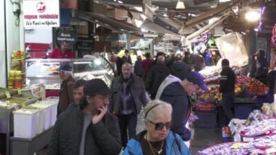 Ramazan ayının başlamasıyla birlikte hurma ve güllaç fiyatları vatandaşın gündemine