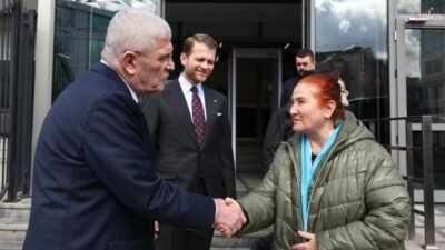 Türk halk müziği sanatçısı Sabahat Akkiraz, İYİ Parti Genel Başkanı