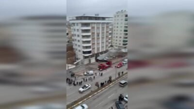 Şanlıurfa'nın Karaköprü ilçesinde bir sitenin istinat duvarı araçların üzerine çöktü.