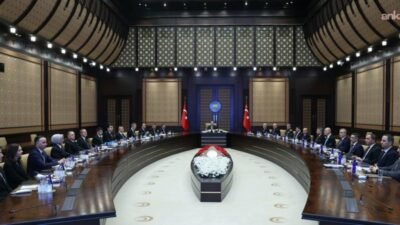 Savunma Sanayii İcra Komitesi toplandı: Yerli ve milli savunma sanayiinin desteklenmesine yönelik kararlılık vurgulandı Savunma Sanayii İcra Komitesi, Cumhurbaşkanı Recep Tayyip Erdoğan’ın başkanlığında Cumhurbaşkanlığı