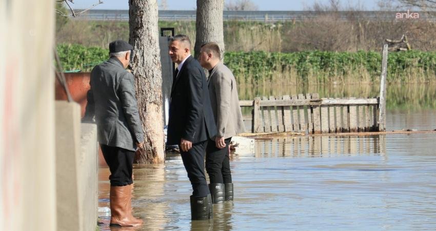 Şehzadeler Belediye Başkanı Hakan Şimşek, yoğun yağış nedeniyle Akpınar Mahallesi