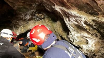 İzmir’in Selçuk ilçesindeki Sütini Mağarası’nda düzenlenen eğitim etkinliği sırasında yaklaşık