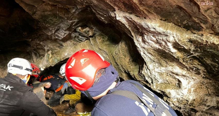 Selçuk’ta mağarada 9 saatlik kurtarma seferberliği İzmir’in Selçuk ilçesindeki Sütini Mağarası’nda düzenlenen eğitim etkinliği sırasında yaklaşık