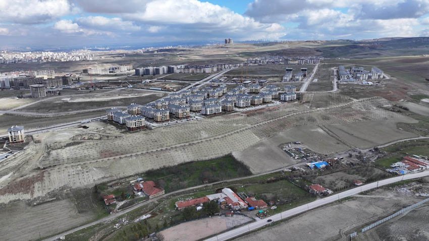 Sincan Belediyesi’nden Saraycık Mahallesi’nde yeşil seferberliği Sincan Belediyesi, kentsel dönüşümle yenilenen Saraycık Mahallesi’nde 75 dönümlük alanda