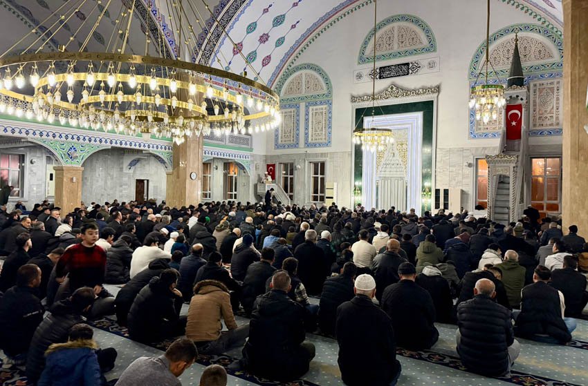 Sincan’da Berat Kandili’ne yoğun katılım Sincan Belediyesi tarafından Malazgirt Camii’nde düzenlenen Berat Gecesi özel programı,