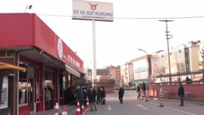 Ankara'nın Sincan ilçesinde vatandaşlar Et ve Süt Kurumu (ESK) satış mağazası önünde
