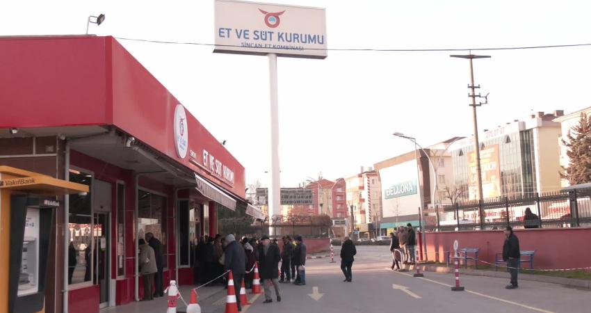 Sincan’da ESK önünde ucuz et kuyruğu: “27 sene devlete hizmet ettim, ben hakkımı niye alamıyorum?” Ankara'nın Sincan ilçesinde vatandaşlar Et ve Süt Kurumu (ESK) satış mağazası önünde