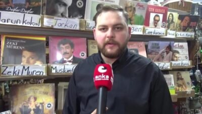 Sinop'ta dedesi ve babasının mesleğini sürdüren plak satıcısı Bartuğ Şahinkaya,