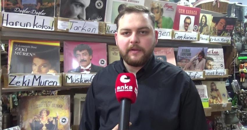 Sinop’ta 3’ncü kuşak plak satıcısı Şahinkaya: Genellikle gençlerden ve gurbetçilerden rağbet var Sinop'ta dedesi ve babasının mesleğini sürdüren plak satıcısı Bartuğ Şahinkaya,