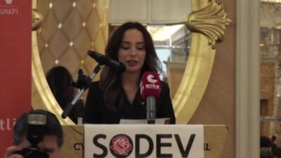 SODEV 2025 Ödülü “19 Mart’ta barikatları aşan üniversiteli gençler”e verildi Sosyal Demokrasi Vakfı (SODEV) tarafından her yıl verilen “İnsan Hakları,