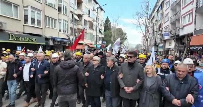 Soma'da Yeni Anadolu Madencilik işçileri, 8 aydır alamadıkları gerekçesiyle yürüyüş