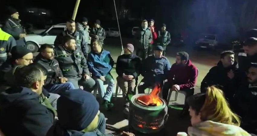 Soma’da santral ve maden eylemlerine esnaftan destek…İşçiler: “Haklarımızı almadan işe dönmeyeceğiz” Manisa’nın Soma ilçesinde termik santral ve maden işletmelerinde peş peşe