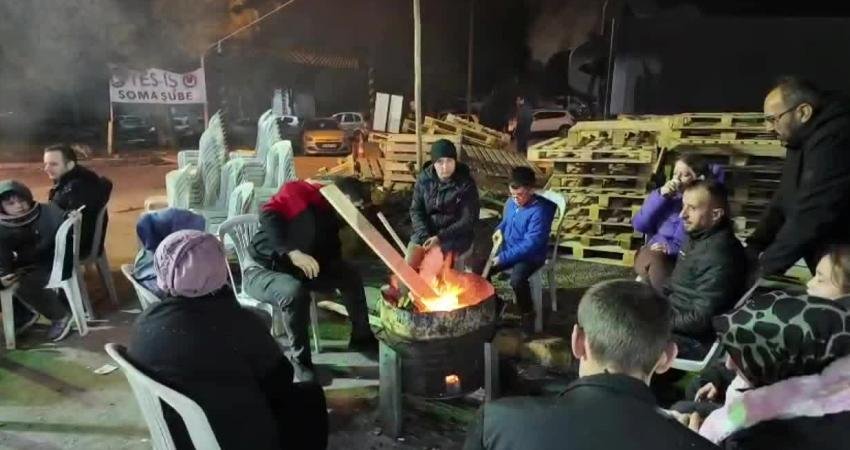 Soma’da termik santral önünde eylem: İşçiler ve aileleri kamulaştırma çağrısı yaptı Soma’da faaliyet gösteren termik santralde ücretsiz izinler ve işten çıkarmalar