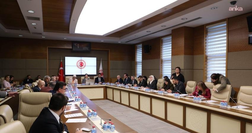 Sosyal medyanın 15 yaş altı çocuklara yasaklanmasını içeren Çocuk Hakları Alt Komisyonu’nun hazırladığı “Dijital Mecralarda Çocuklarımızı Bekleyen Tehdit ve Riskler” raporu kabul edildi TBMM İnsan Hakları İnceleme Komisyonu’nda, sosyal medyanın 15 yaş altındakilere