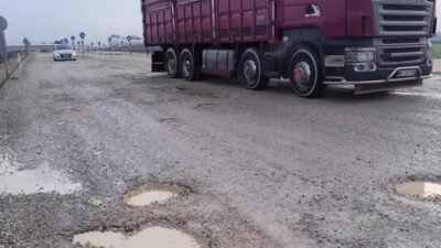 Osmaniyeliler, Kadirli-Kozan karayolundaki çukurlardan şikayetlerini dile getirdiler. Yetkililere çağrıda bulunan bir