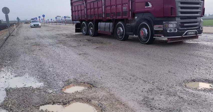 Sürücüler Kadirli-Kozan karayolundaki çukurlara isyan etti: “Tarla daha düzgün” Osmaniyeliler, Kadirli-Kozan karayolundaki çukurlardan şikayetlerini dile getirdiler. Yetkililere çağrıda bulunan bir