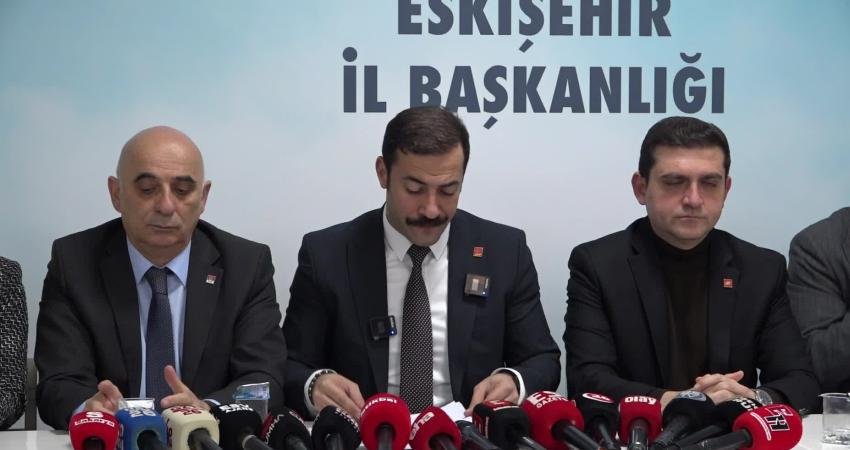 Talat Yalaz: “Ahmet Başkan’ın da Kazım Başkan’ın da bu davalarda yargılanan bürokratlarında yanındayız” CHP Eskişehir İl Başkanı Talat Yalaz, Odunpazarı Belediye Başkanı Kazım