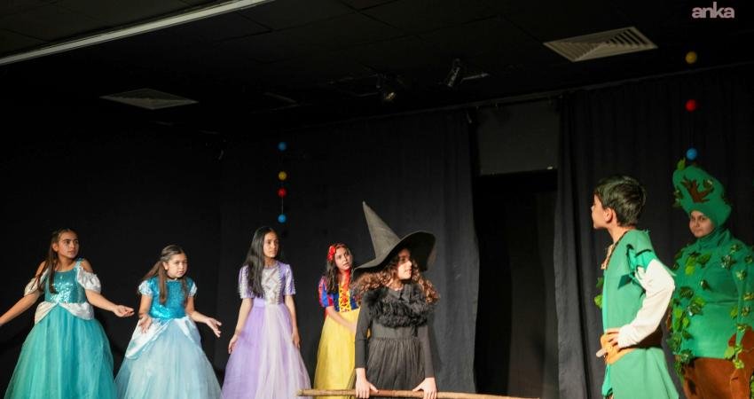 Tarsus Belediyesi Şehir Tiyatrosu’ndan ‘Yaratıcı Drama Oyun Çıkarma Atölyesi’ Tarsus Belediyesi Şehir Tiyatrosu tarafından gerçekleştirilen "Yaratıcı Drama Oyun Çıkarma