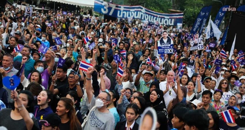 Tayland’da, ilerici reformcular ile ordu destekli muhafazakarların iktidar mücadelesine sahne