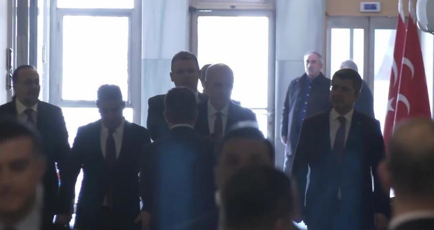 TBMM Başkanı Kurtulmuş, süreç Komisyonu’na katılan siyasi parti gruplarını ziyaret ediyor… Özgür Özel: “Elimizden gelen katkıyı yapmaya devam edeceğiz” TBMM Başkanı Numan Kurtulmuş, Milli Dayanışma Kardeşlik ve Demokrasi Komisyonu'na