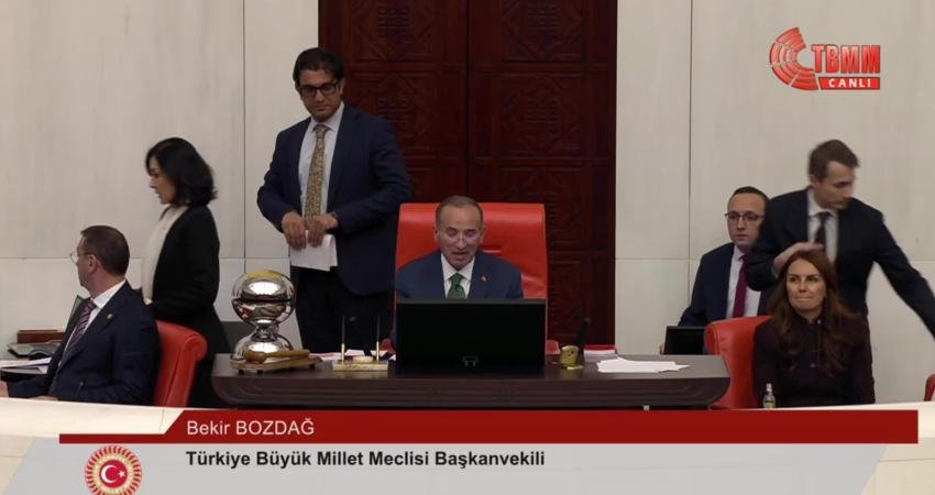 TBMM Genel Kurulu… Saadet Partili Atmaca: Teklifle kamuya ait Milli Parkları istedikleri kişiye verebilmelerinin önünü açıyorlar TBMM Genel Kurulu’nda Milli Parklar Kanun Teklifi’nin görüşmeleri sırasında muhalefet