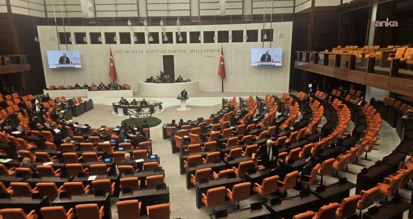 TBMM Genel Kurulu’nda AK Parti’nin TBMM Genel Kurulu’nun gündeminin yeniden düzenlenmesine ilişkin önerisi kabul edildi TBMM Genel Kurulu'nda AK Parti'nin Genel Kurulun gündem ve çalışma saatlerine