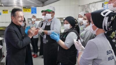 Tepebaşı Belediye Başkanı Ahmet Ataç, Nihal-İsmail Akçura Aşevi’ni ziyaret ederek