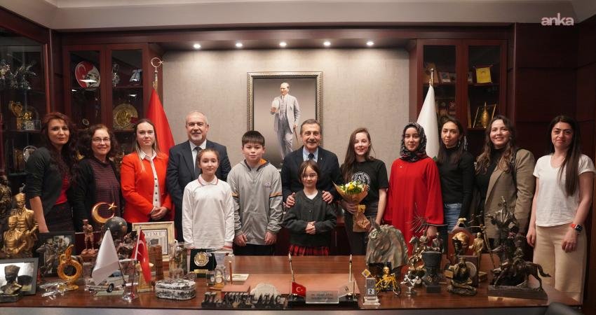 Eko-Okullar Çevre Çocuk Meclisi’ni makamında ağırlayan Tepebaşı Belediye Başkanı Ahmet