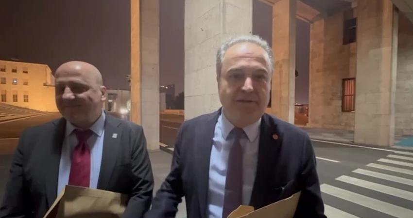 TİP’li Şık ile EMEP Genel Başkan Yardımcısı Bayhan, TBMM Başkanı Kurtulmuş’u ziyaret etti… “Bu komisyondan oy birliğiyle şerhsiz bir raporun çıkması zor görünüyor” Emek Partisi (EMEP) Genel Başkan Yardımcısı İskender Bayhan ile Türkiye