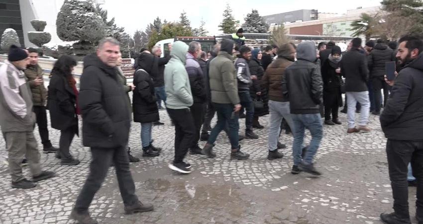 TMSF’nin devrettiği tekstil fabrikasında maaş alamadıklarını belirtilen işçilerden tepki: “300 işçi mağdur, iki aydır ödeme yok” Malatya Organize Sanayi Bölgesi’nde faaliyet gösteren ve Tasarruf Mevduatı Sigorta