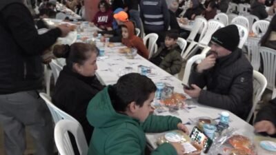 İzmir Büyükşehir Belediyesi'nin ramazan ayı boyunca ilçelerde düzenlediği iftar programı,