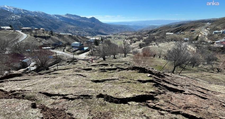 Tunceli’deki Toratlı köyü yıllardır kayıyor… Valilik: Köydeki 19 konuttan 7’si tedbir amaçlı güvenlik altına alınarak derhal boşaltılmıştır Tunceli’nin Çemişgezek İlçesi’ndeki Toratlı Köyü, 1959 yılından bu yana zemin