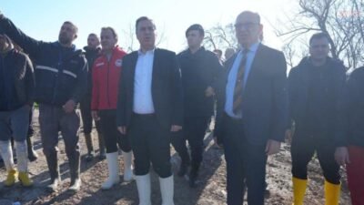 Turgutlu Belediye Başkanı Çetin Akın, sağanak yağışın ardından taşkınların yaşandığı